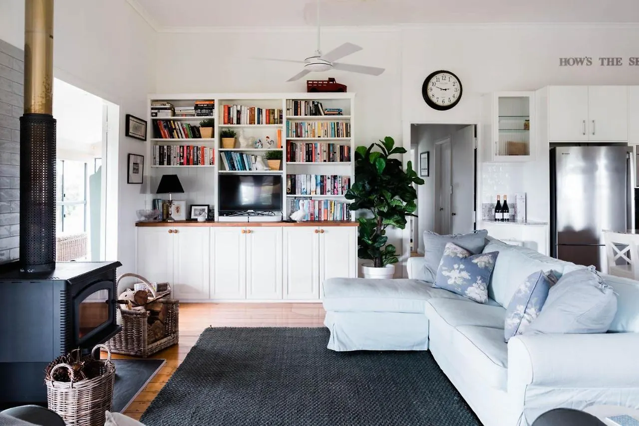 Thirlestane Farm Cottage & Barn Cooroy مزرعة للإقامة