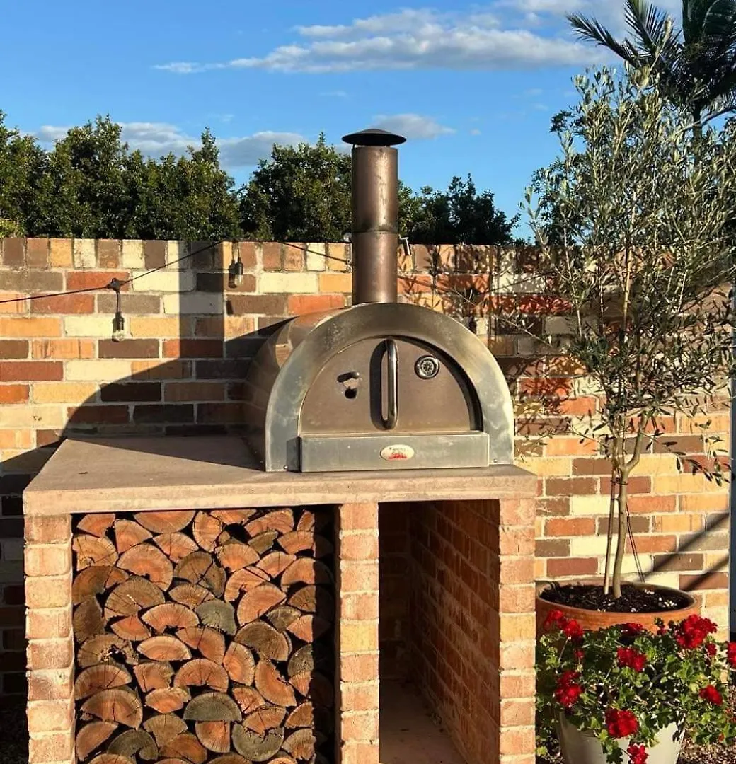 Thirlestane Farm Cottage & Barn Cooroy مزرعة للإقامة